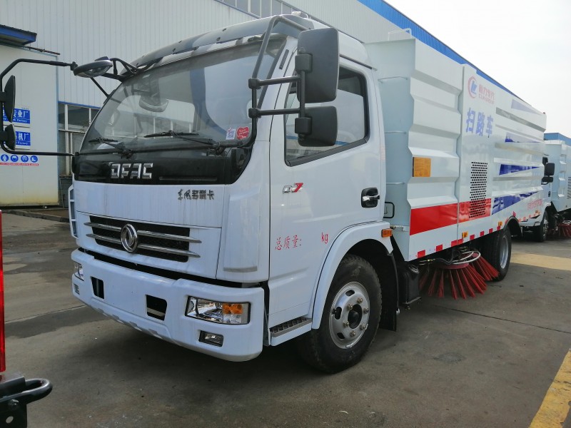 多利卡D7掃路車(chē)8噸掃路車(chē)