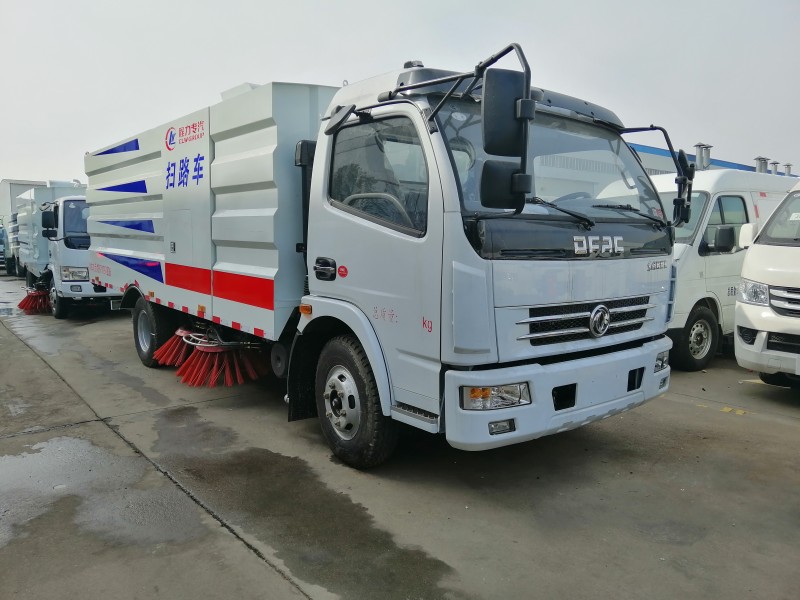 多利卡D7掃路車(chē)8噸掃路車(chē)圖片