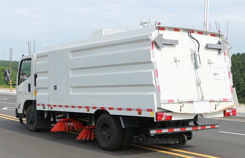 多利卡D7掃路車(chē)8噸掃路車(chē)圖片