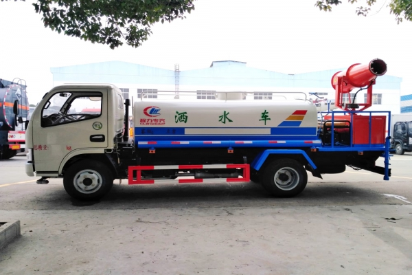 東風(fēng)小多利卡綠化噴灑車(4.5立方、30米霧炮機(jī))圖片