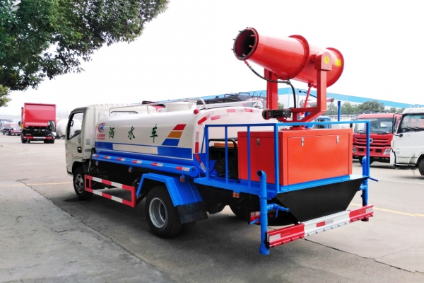 東風(fēng)小多利卡綠化噴灑車(4.5立方、30米霧炮機(jī))圖片