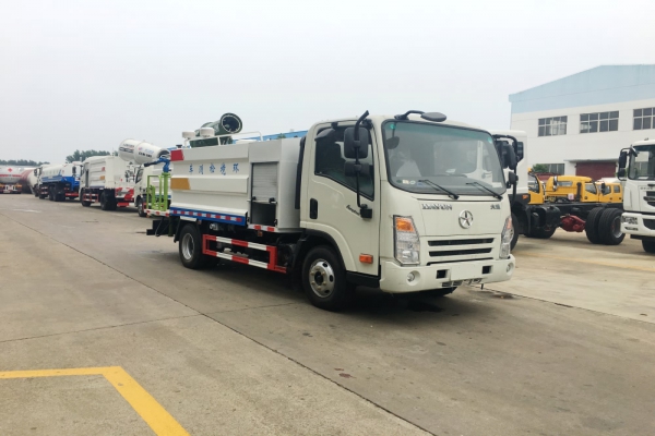 大運(yùn)多功能抑塵車(5噸、30米霧炮機(jī))